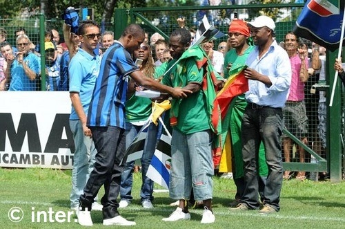 Samuel Eto'o et quelques fans lors de son entranement