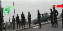 Camera Cache : jeunes bloqus dans leur marche  Douala par des gendarmes