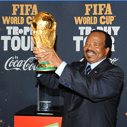 Paul Biya tenant le trophe de la coupe du monde 2010