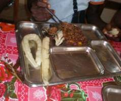Universite de Douala : Le plateau repas d'Achille : Bobolos et haricots au menu