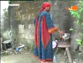 Les femmes utilisent le feu de bois pour remplacer le gaz