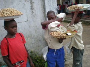 Les trois jeunes vendeurs d'arachides qui repartent  la chasse aux clients