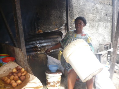 Maman Marguerite prpare les beignets pour ses clients  Douala