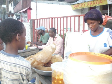 Le beignetariat de Prisca en plein carrefour  Douala(Cameroun)