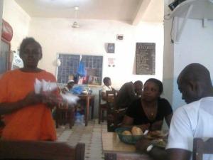 Les clients d'un restaurant Dakr  Douala