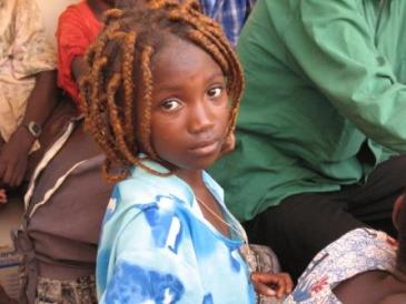Une jeune fille demoiselle dpite par les vnements