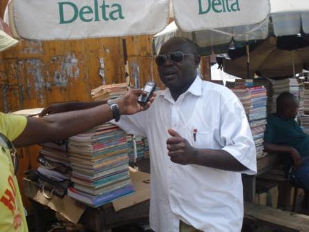 Grand prof� vendeur de livre ambulant et par ailleurs professeur au lyc�e de TIKO.