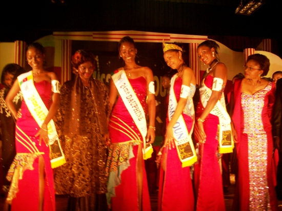 Miss Cameroun entoure de ses trois dauphines. A gauche Rosette Mboutchouang et  droite Indrid Solange Amougou