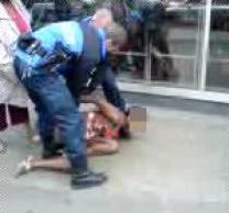 Les Policiers suisses en train de brutaliser la jeune fille