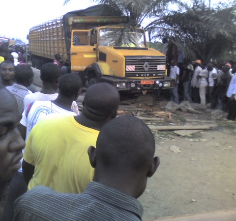 Accident  Bonabri : un camion heurte 2 personnes