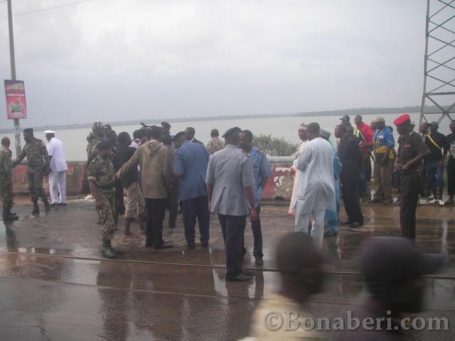 Accident au pont du Wouri ; un tuyau haute pression cre une fissure