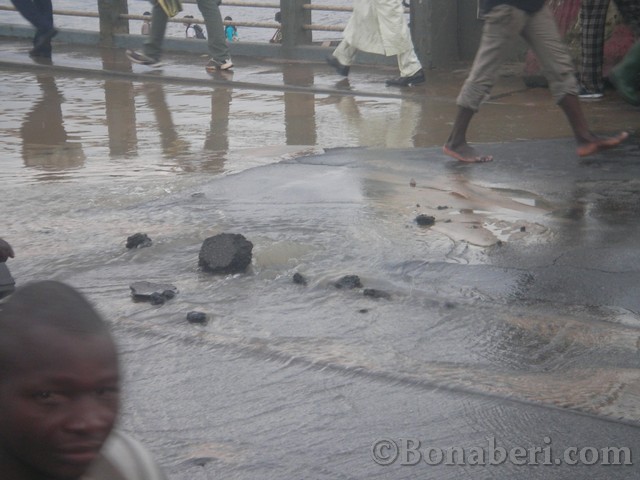 Accident au pont du Wouri ; un tuyau haute pression cre une fissure