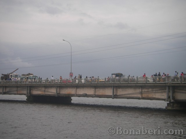 Accident au pont du Wouri ; un tuyau haute pression cre une fissure