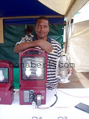 Cyrille Bomba, inventeur d'une lampe  nergie solaire