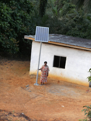 Une des maisons du village Bôtbadjang, équipée d'un kit solaire