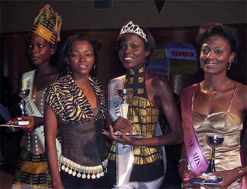 De gauche  droite : Ariane 1re dauphine, Claudia Miss 2003, Julienne Miss 2004 et Bikissou 2me dauphine