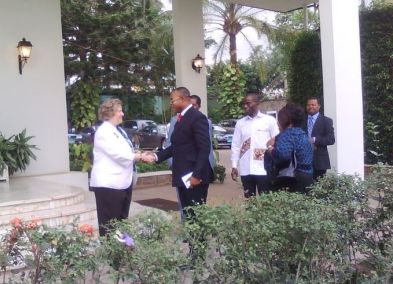L'ambassadeur des Etats Unis au Cameroun, Janet Garvey, accueille ses invits pour l'investiture de Barack Obama