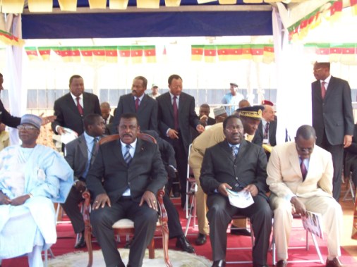 Les officiels Camerounais en place pour la crmonie de lancement des travaux