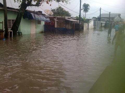 Les inondations  Douala ont envahi la ville