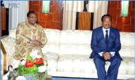 Paul Biya et Obiageli Kathryn Ezekwesili au palais de l'unit� au Cameroun.