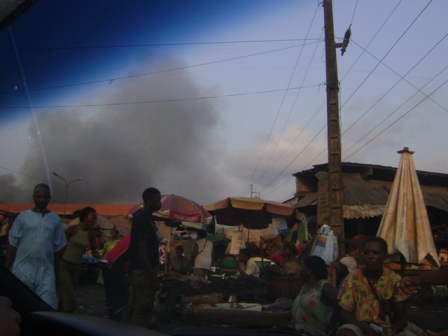Incendie au march central au Cameroun : au loin, la fume