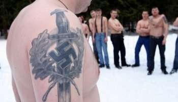Des membres d'un groupe no-nazi dans une fort prs de Moscou le 10 mars 2008.