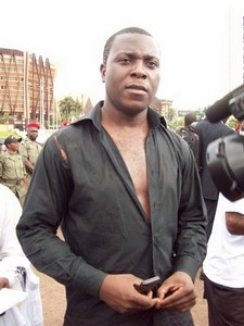 Polycarpe Essomba, correspondant RFI a vu ses vtements abims aprs la manifestation