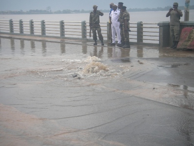 Cette mare d'eau cache le tuyau � l'origine du drame