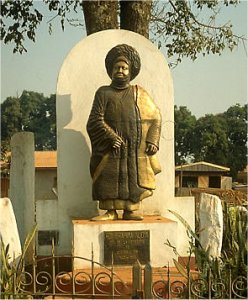  Une statue rige en l'honneur de Njoya 