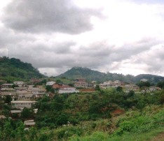 Vers le Mont Fb, une vue de Yaound, ville aux 7 collines