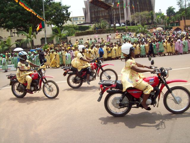 La journ�e de la femme au Cameroun ; Les motardes