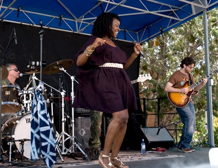 A la rencontre de Kaissa, artiste camerounaise World Music ; Au Folk Art Market (Santa Fe)