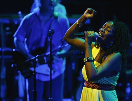 A la rencontre de Kaissa, artiste camerounaise World Music ;  Avec Paul Simon (2)