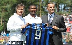 Samuel Eto'o présenté à l'Inter de Milan