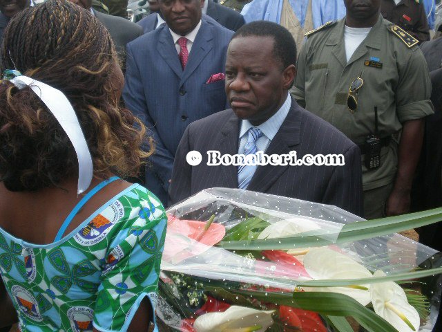 Prononant le discours de bienvenue