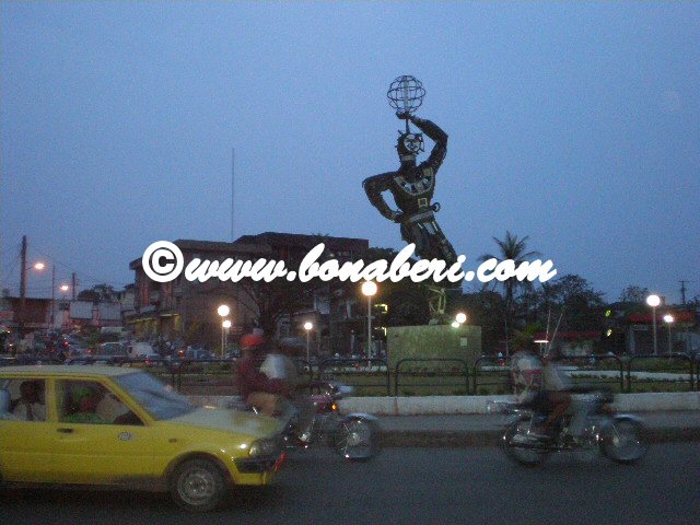 Le rond point, de nuit