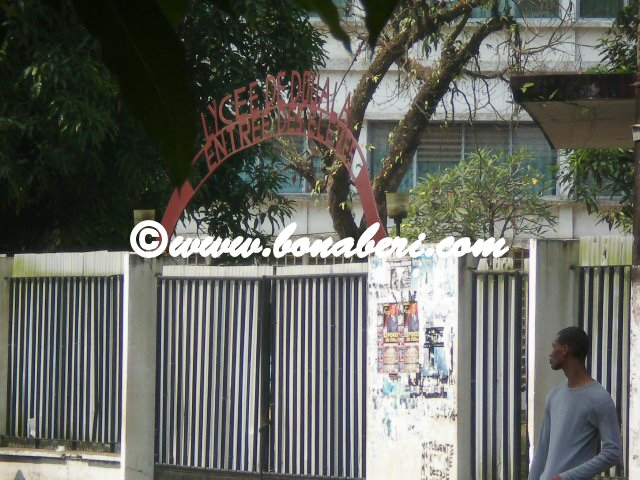 L'entre du lyce de Douala