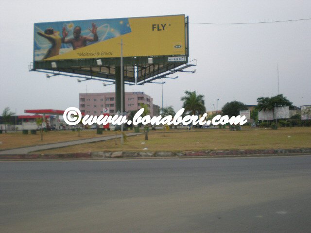 Les panneaux publicitaires ont fait floraison  Douala