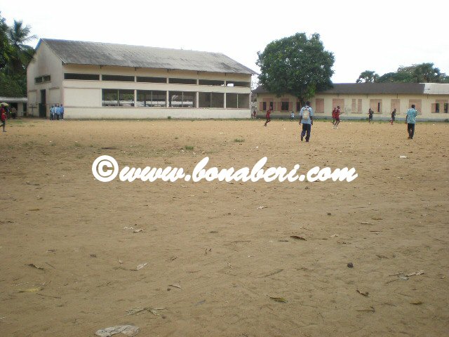 La cour du lyce Joss,  Bonanjo