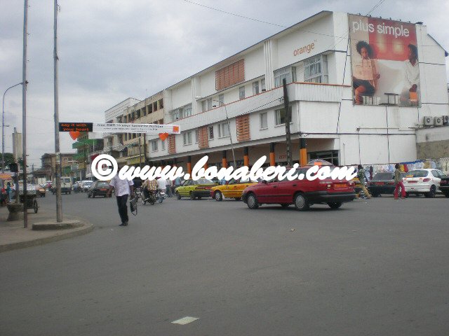 Le sige d'Orange Cameroun  Douala, aux couleurs de l'operateur. 