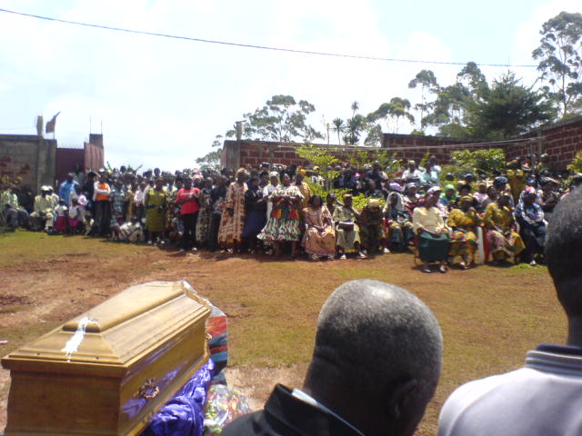 Dans son village natal,  Dschang