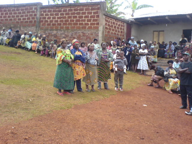 Dans son village natal,  Dschang