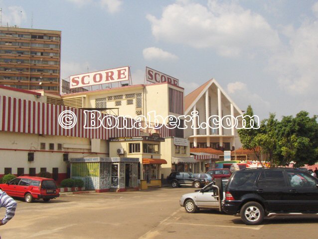 Au dtriment de magasins comme Score