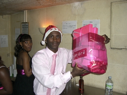 Comme  l'accoutume, distribution des cadeaux ralise par Touli!