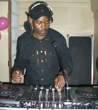 Le DJ en pleine action...