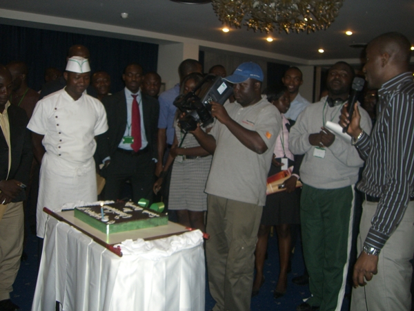 Canal 2 International immortalise la clbration de l'anniversaire en prsence du chef patissier de l'Htel Akwa Palace