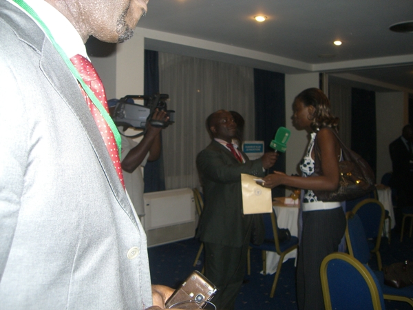 Canal 2 International interviewant quelques membres