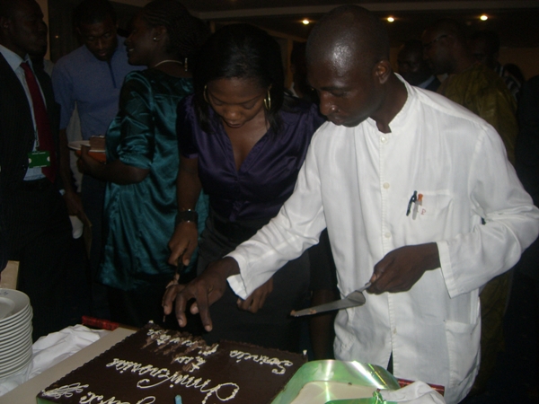 Mme Katia Gwet coupant le gateau
