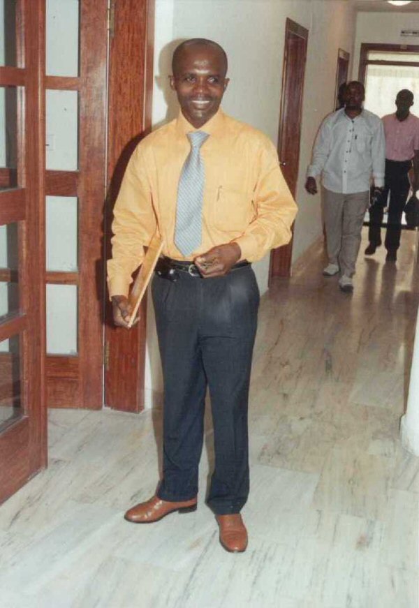 Jeune Camerounais technicien de maintenance informatique et reseaux

