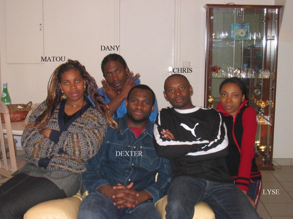 Conseil de famille chez Chris, pour juger le cas de Dexter (habitu� de la room), en pr�sence de Lyse, une autre squatteuse du chat de b�ri, et
d'autres cousins, Matou et Dany... Verdict, Dexter coupable.
